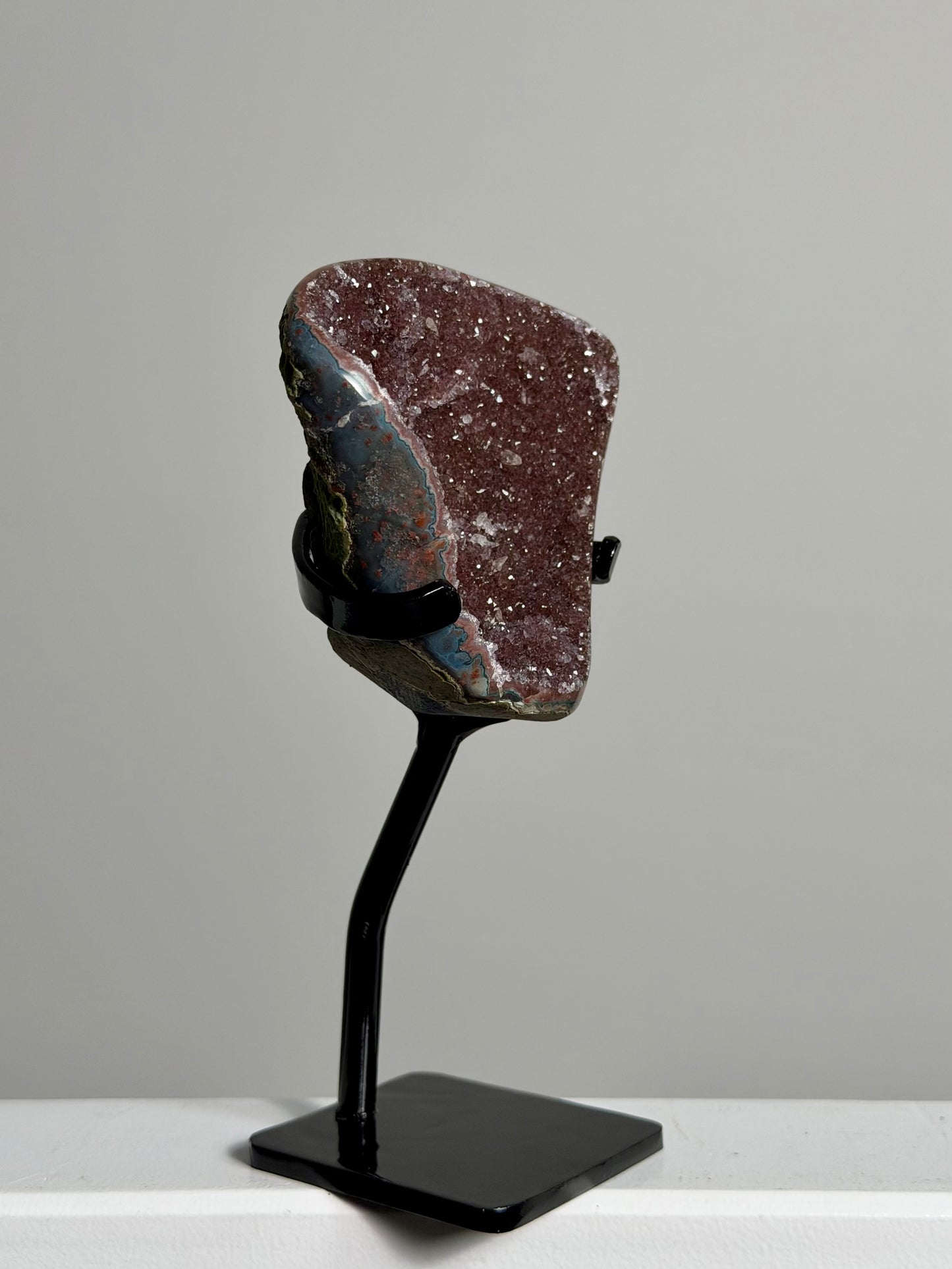 Rode Amethist op standaard