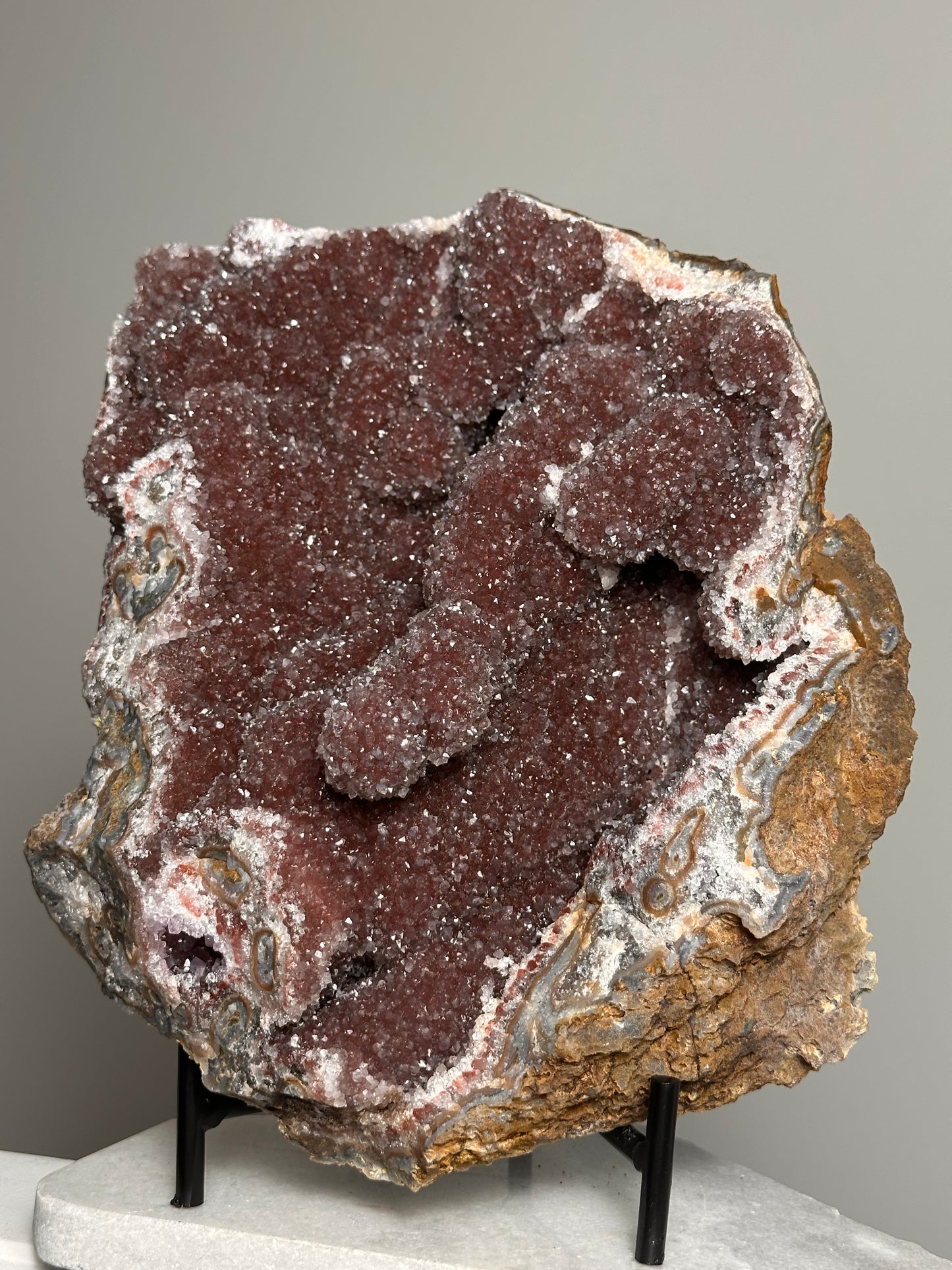 XL Rode Amethist op standaard