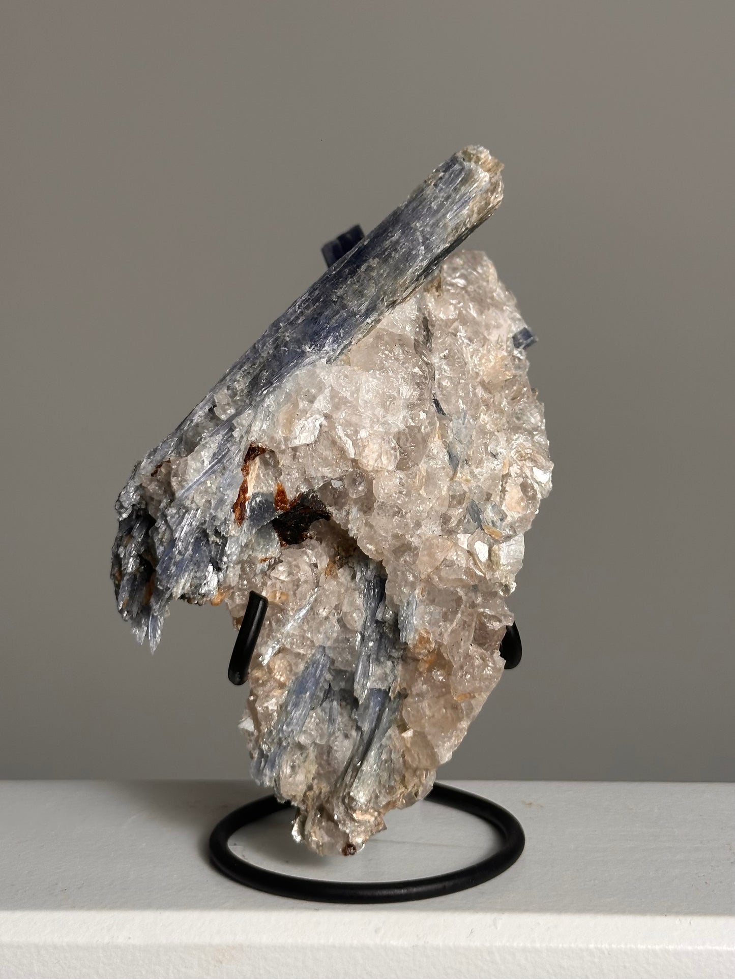 Kyaniet op standaard