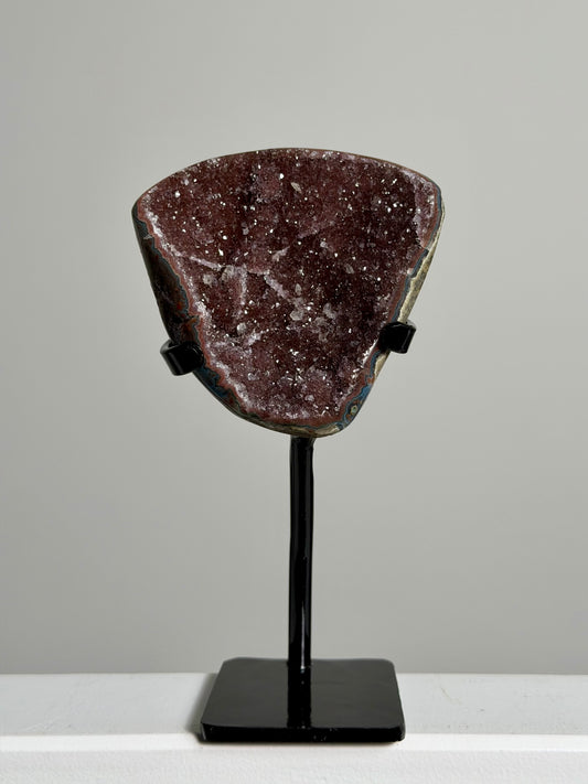 Rode Amethist op standaard